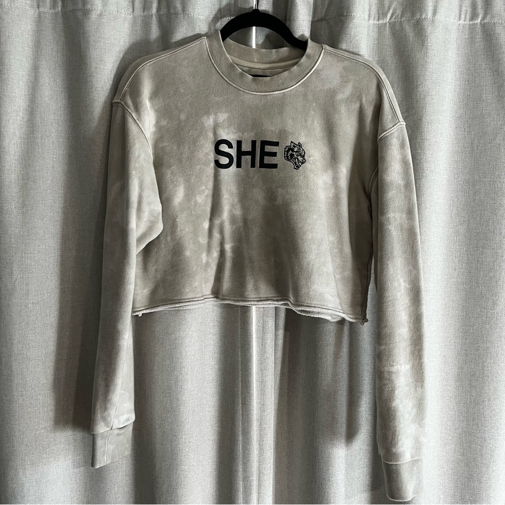 🐺Darc Sport SHE Cursive Crop Crewneck – Stone Gray 🐺